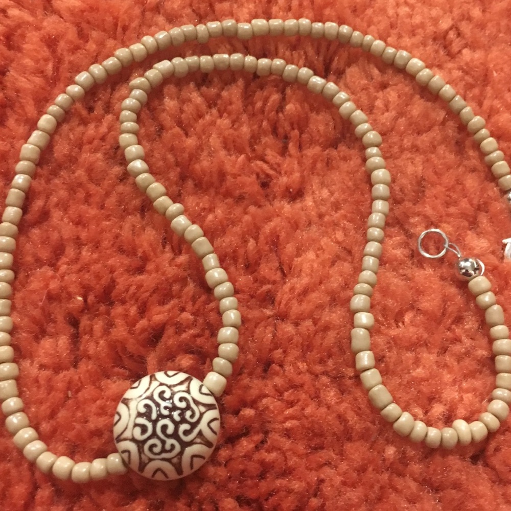 Stone carved pendant on glass beads - Picture 6 of 8